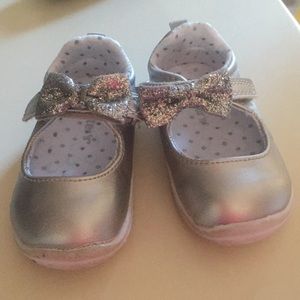 Carter’s silver Mary Jane shoes with glitter bow.